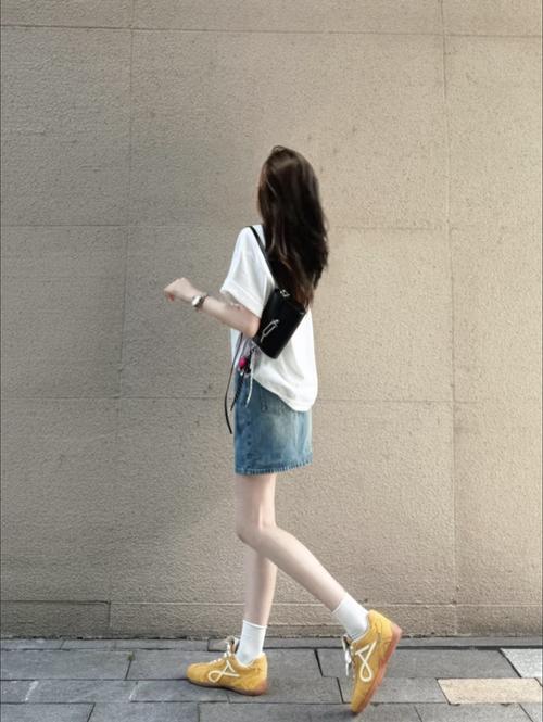 女生白色t恤怎么搭配