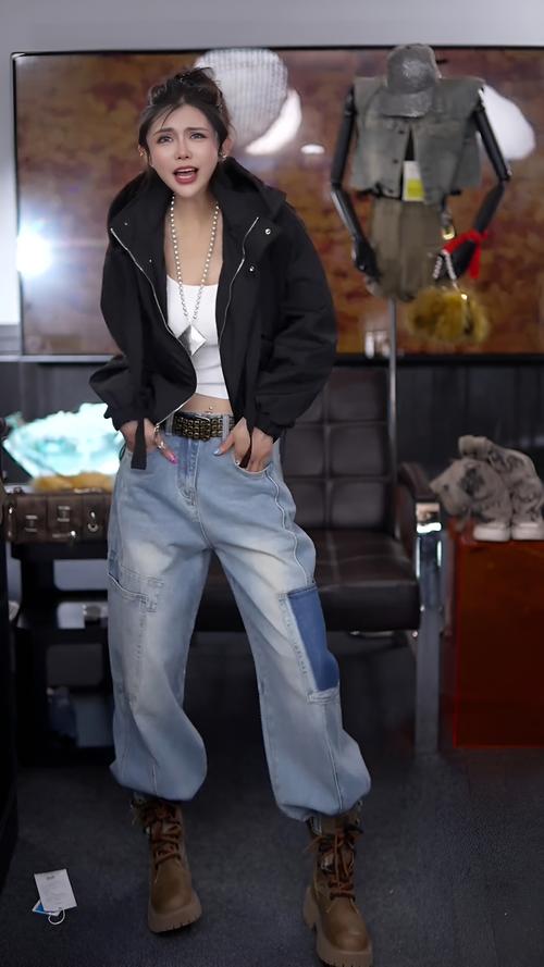 女款黑色夹克怎么搭配图片