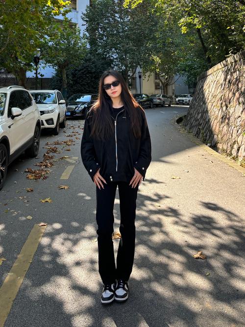女款黑色夹克怎么搭配图片