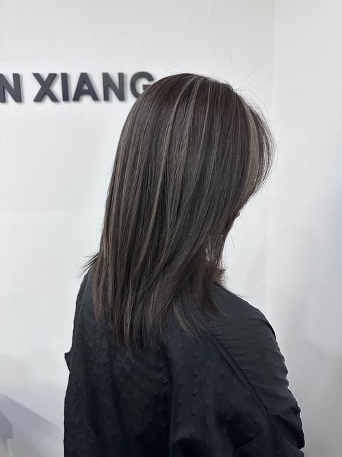 白头发适合染什么颜色