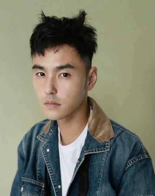 小眼睛男生适合什么发型