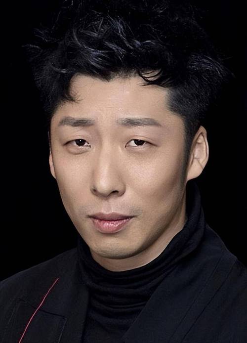 小眼睛男生适合什么发型