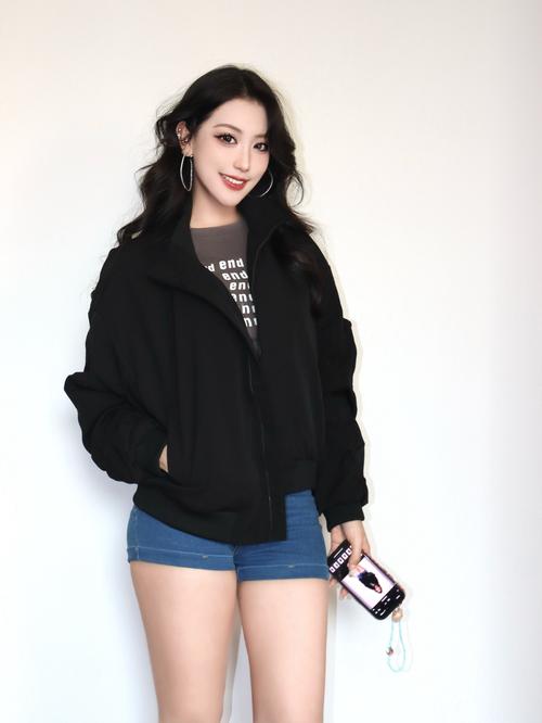 女款黑色夹克怎么搭配什么裤子好看吗