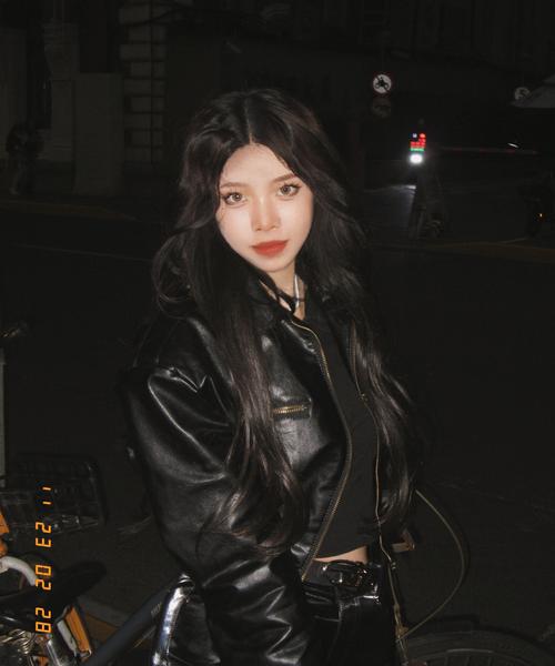 女款黑色夹克怎么搭配