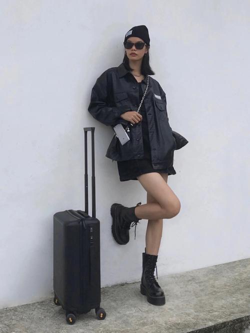 女款黑色夹克怎么搭配