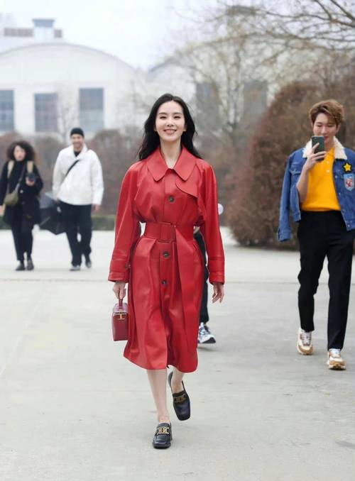 女红色中长皮衣怎么搭配什么裤子