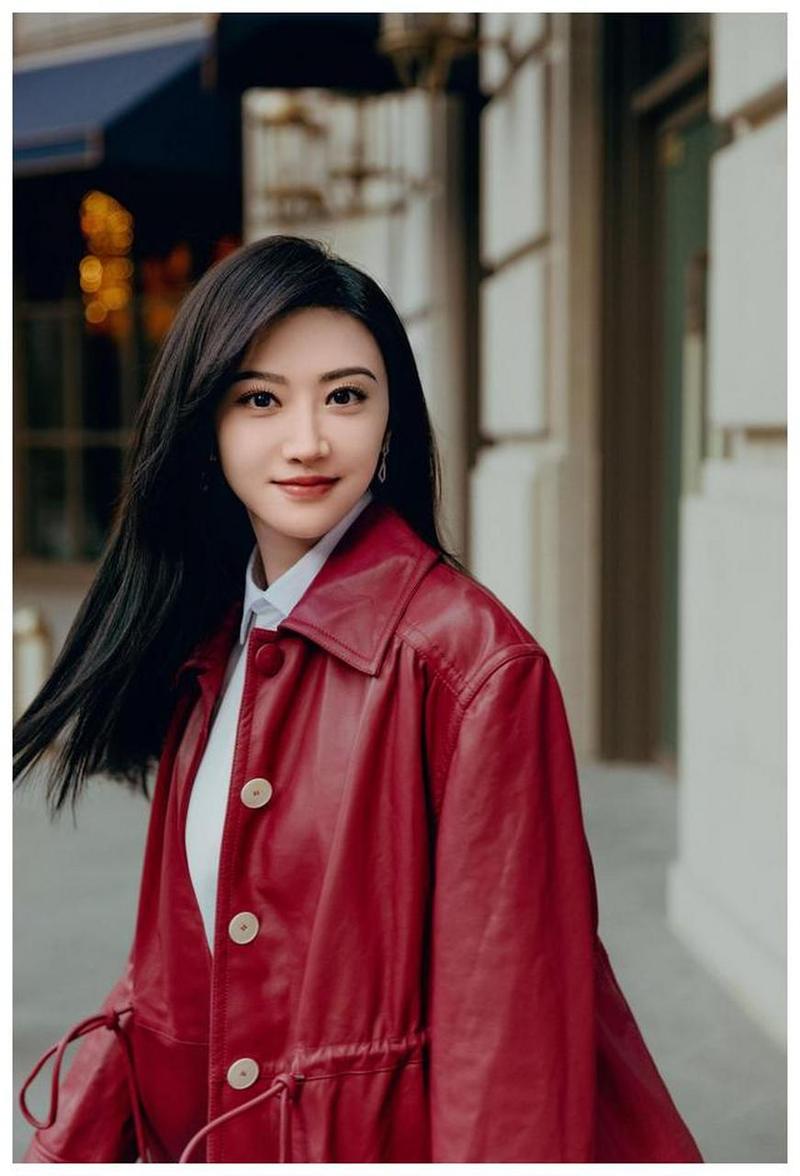 女红色中长皮衣怎么搭配