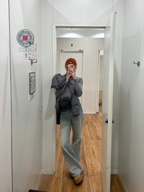 牛仔裤雪地靴怎么搭配衣服