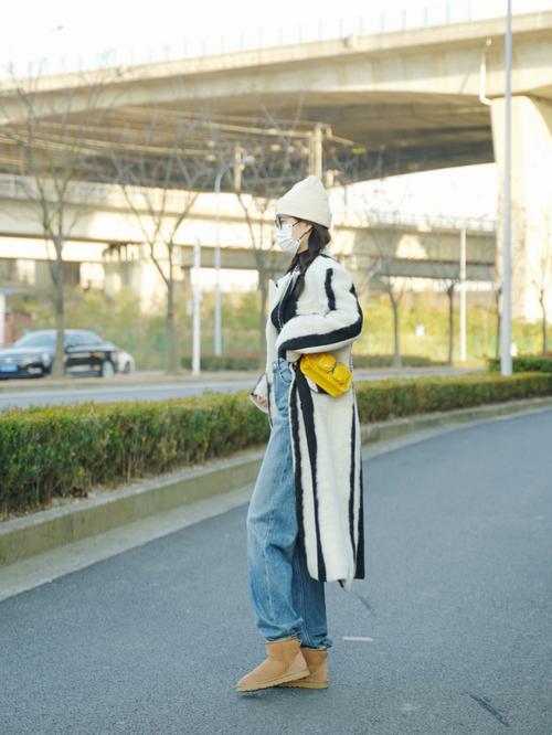 牛仔裤雪地靴怎么搭配衣服