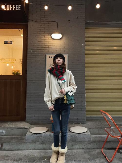 牛仔裤雪地靴怎么搭配衣服