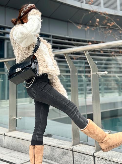 牛仔裤雪地靴怎么搭配图片