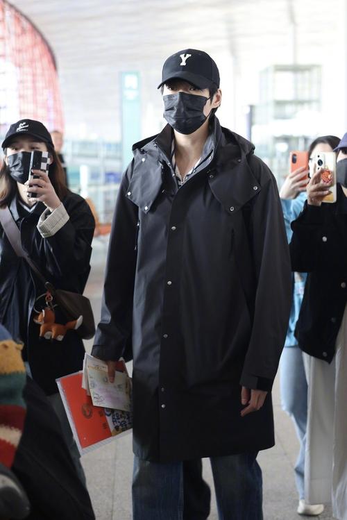 男士带帽子的黑风衣怎么搭配衣服好看吗