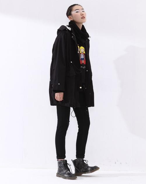 男士带帽子的黑风衣怎么搭配衣服