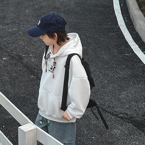 男生连帽白色卫衣怎么搭配外套好看