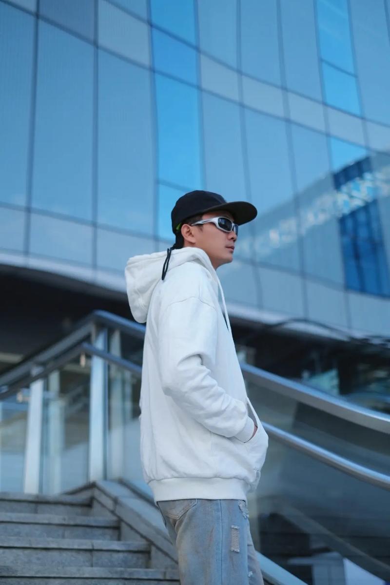 男生连帽白色卫衣怎么搭配什么外套