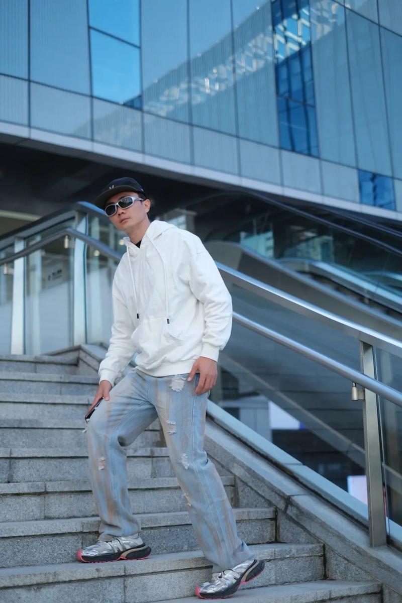 男生连帽白色卫衣怎么搭配