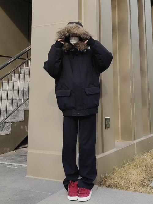 男生黑色带毛的衣服怎么搭配