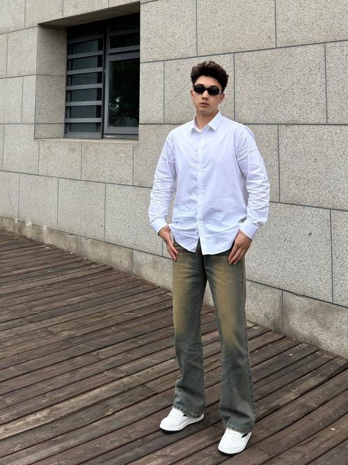 男生白衬衣怎么搭配衣服