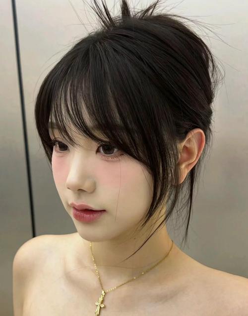 圆脸女孩适合什么刘海