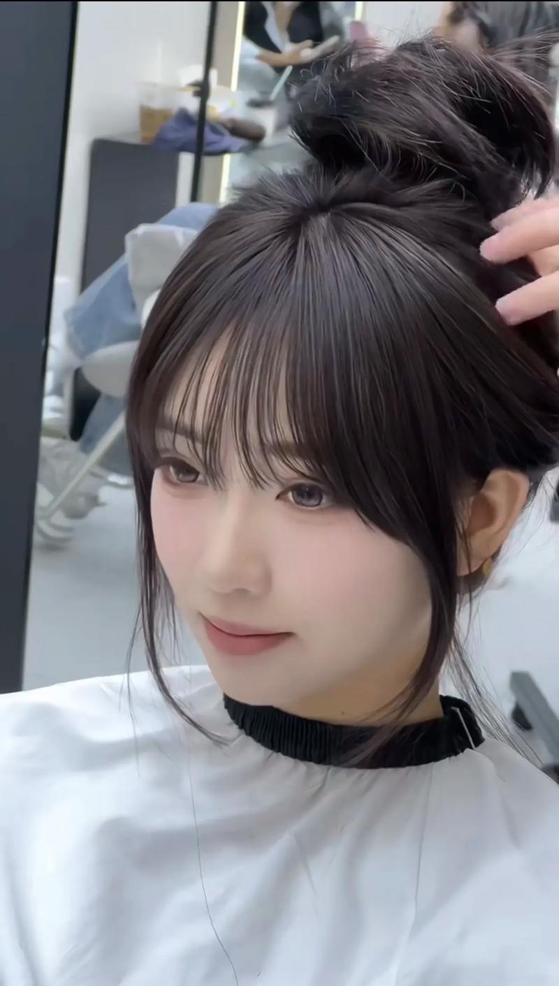 圆脸女孩适合什么刘海
