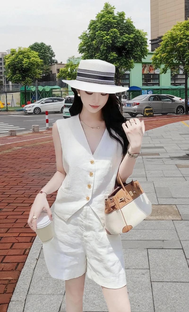 马甲怎么搭配衣服好看图片女生图片欣赏