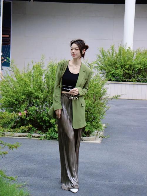 绿色的西装怎么搭配衣服图片