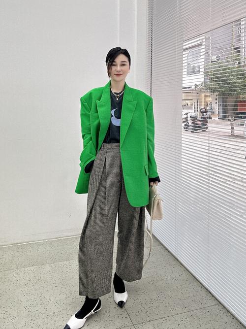 绿色的西装怎么搭配衣服图片
