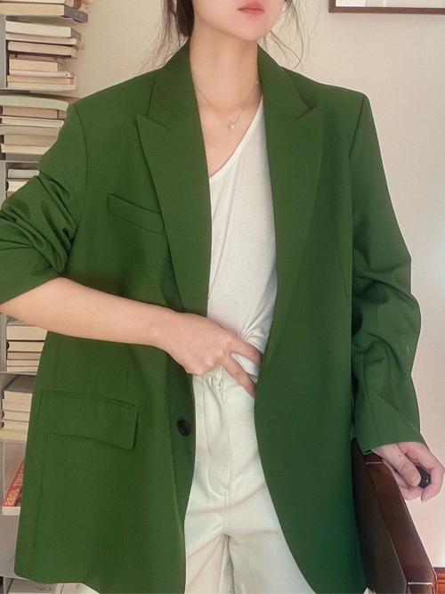 绿色的西装怎么搭配衣服