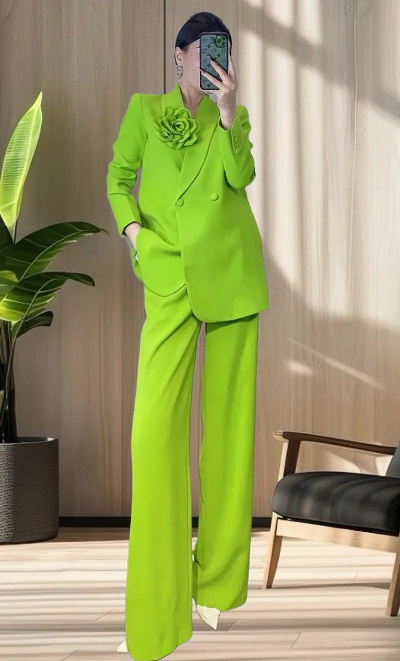 绿色的西装怎么搭配衣服