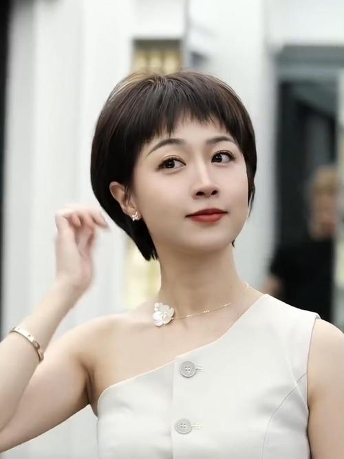 四方脸适合什么短发