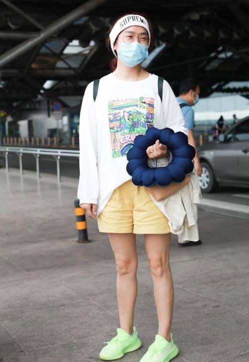 镂空短袖怎么搭配下身