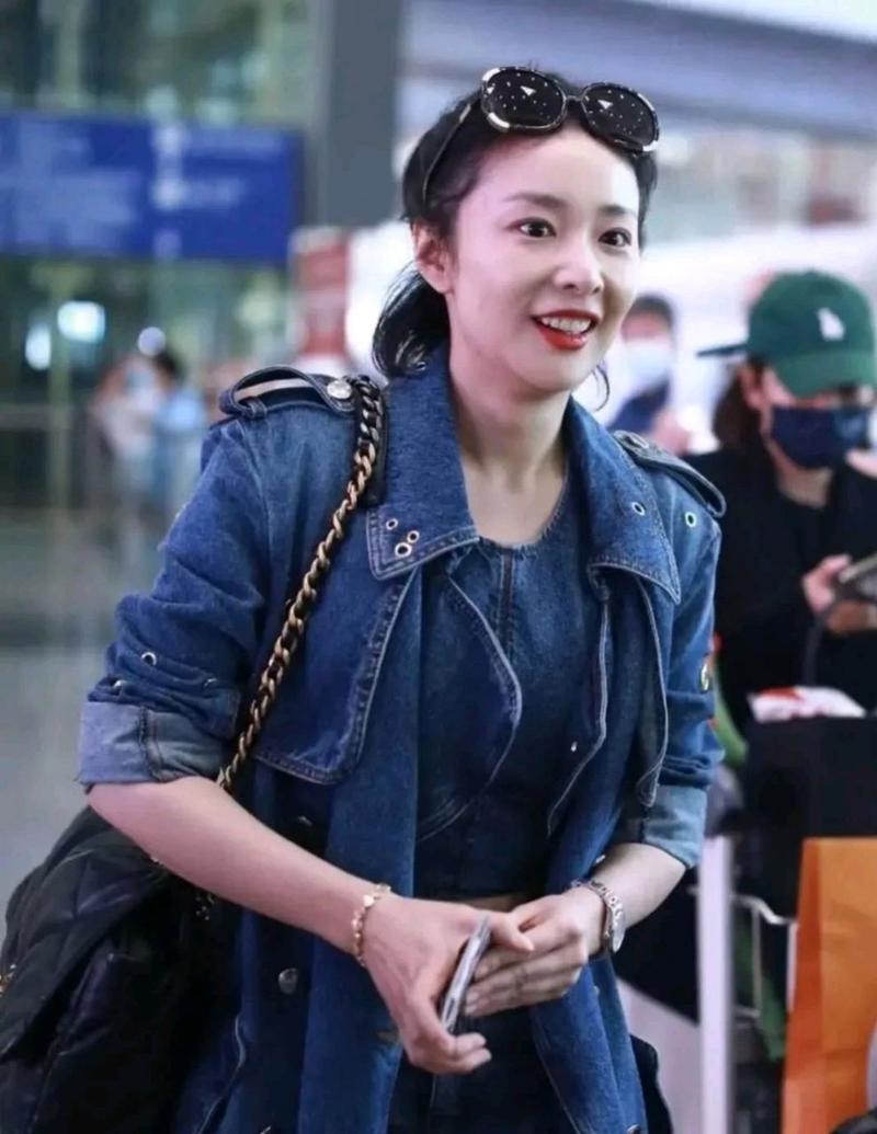蓝色牛仔服怎么搭配