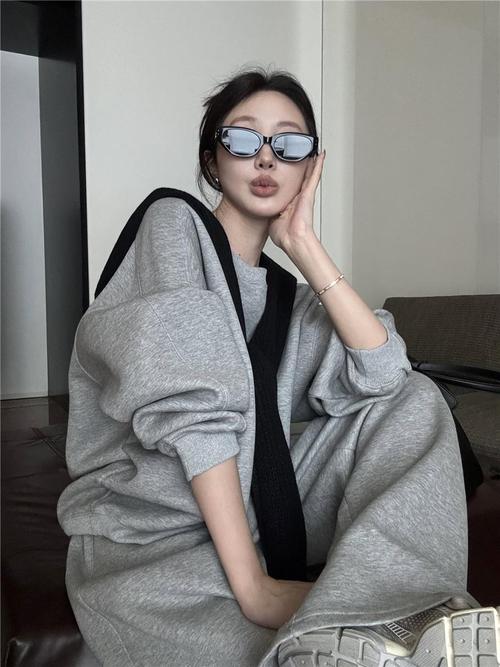 宽大卫衣怎么搭配裤子