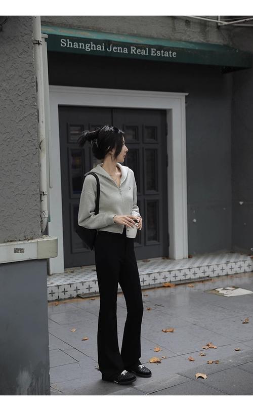 灰色短外搭怎么搭配