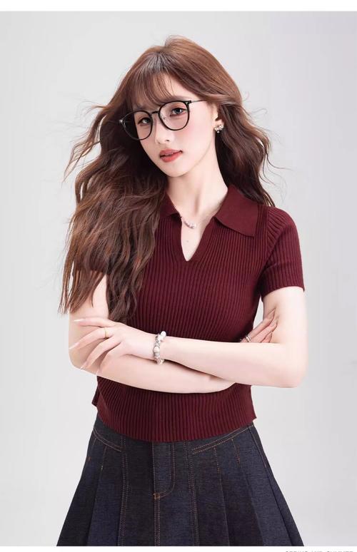 红色针织短袖怎么搭配衣服好看