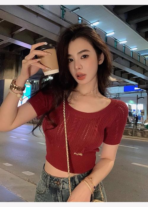 红色针织短袖怎么搭配衣服