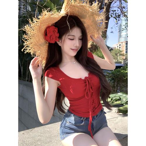 红色紧身短袖怎么搭配