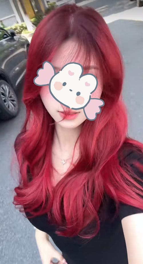 红色发型怎么搭配衣服好看图片女生