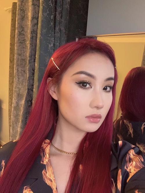 红色发型怎么搭配衣服好看图片大全