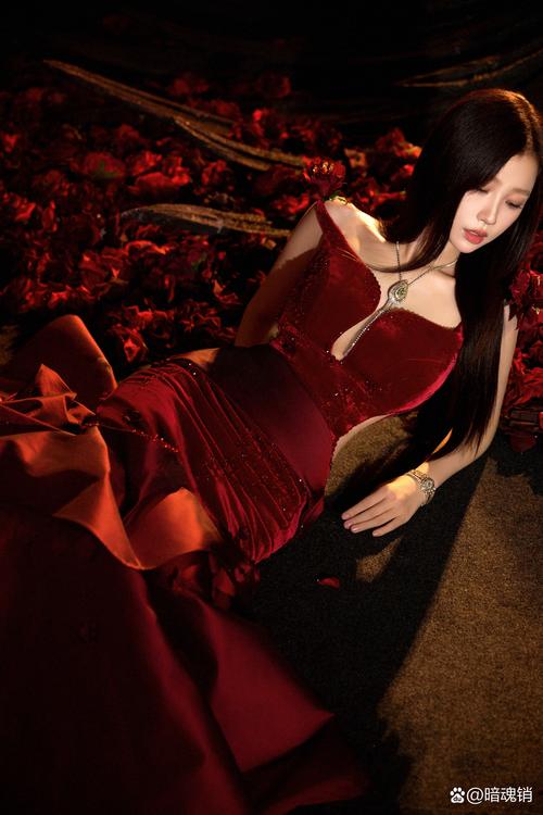 红色发型怎么搭配衣服好看图片