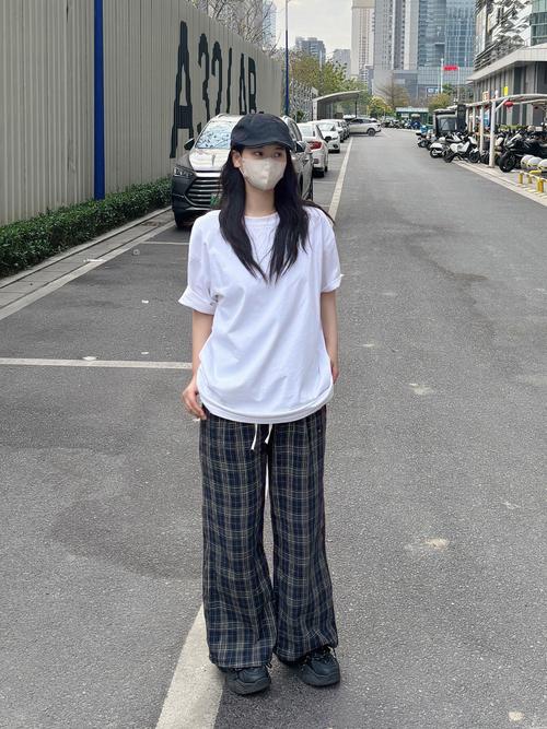 格子衫配什么裤子好看