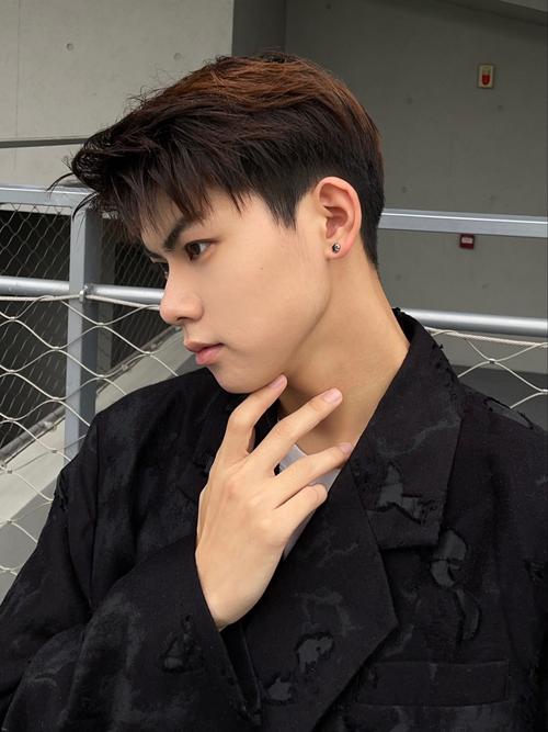 男生带什么耳钉好看