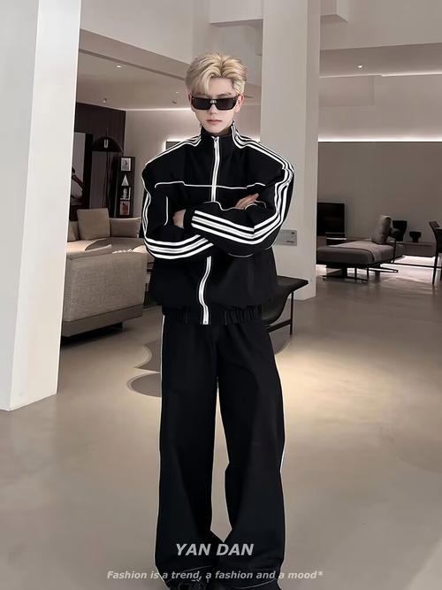 红黑色运动外套怎么搭配什么裤子和鞋子好看