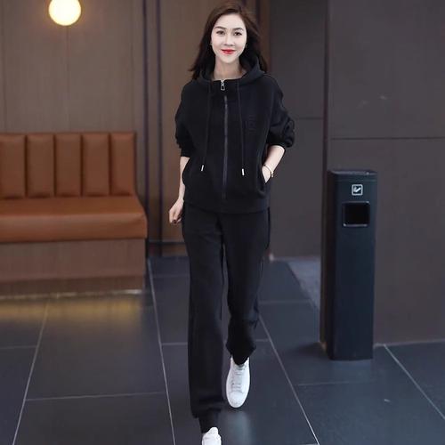 红黑色运动外套怎么搭配什么裤子好看图片