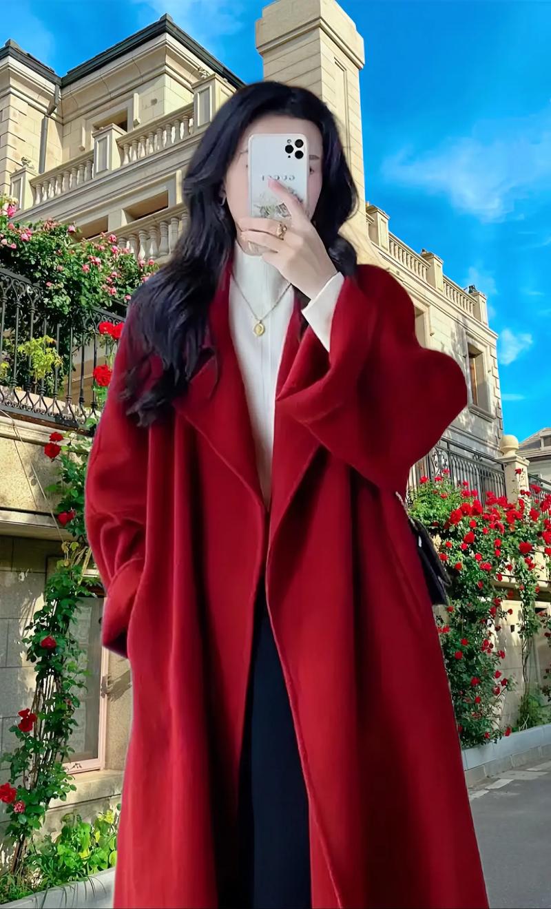 红大衣和羊绒大衣怎么搭配图片欣赏