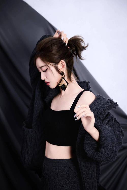 黑色针织吊带怎么搭配外套