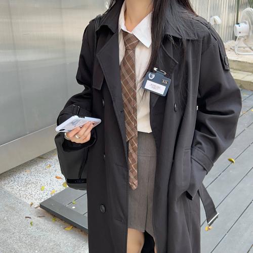 黑色防水风衣怎么搭配
