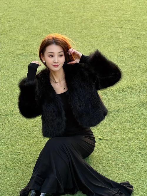 黑色的皮草怎么搭配衣服好看图片欣赏