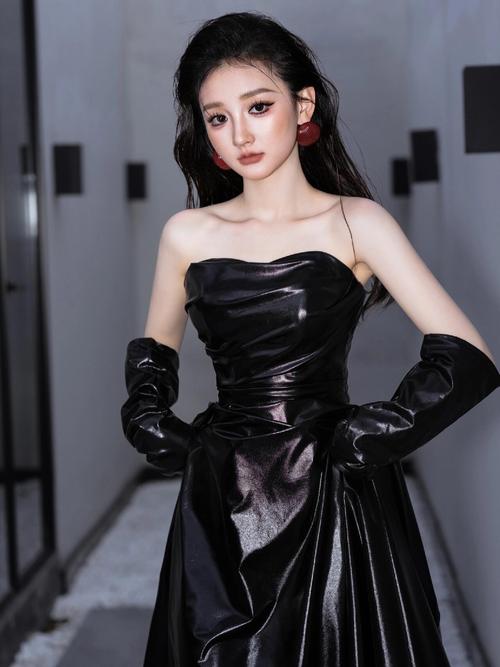 黑色长皮裙该怎么搭配衣服