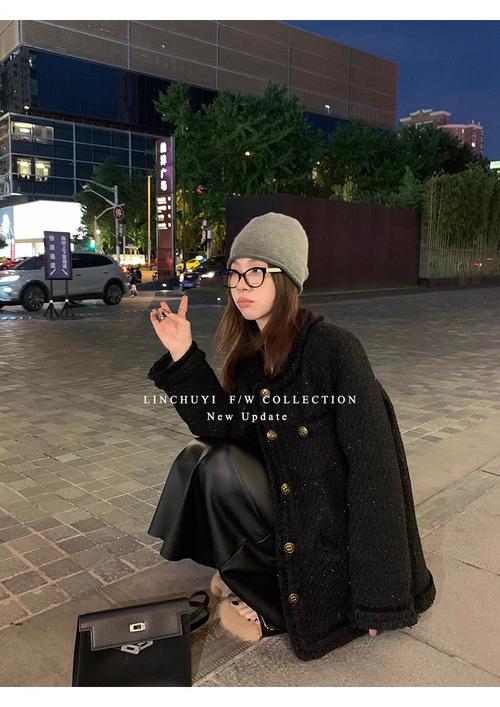 黑色长皮裙该怎么搭配衣服